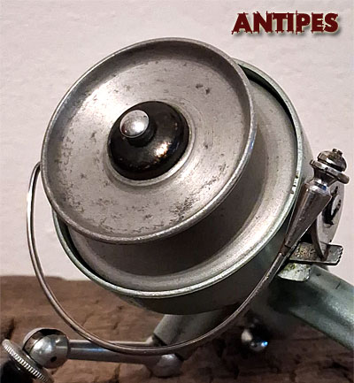 ABU 444 - prima versione - dettagli bobina e archetto