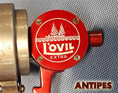 L'Ovil laccato rosso